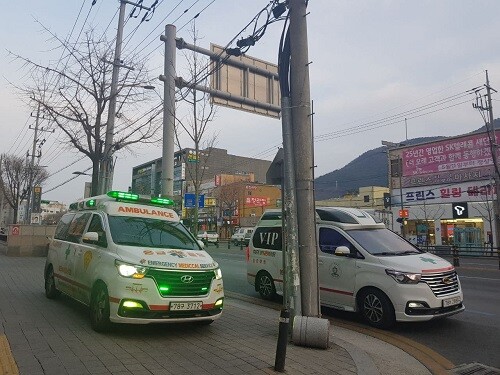 3일 0시 기준 경북에서 코로나19 관련으로 6명이 숨졌다. 경북은 중증환자 전담치료병상을 83곳으로 크게 늘려 가동률을 27.7%까지 떨어뜨렸다. 사진은 119구급차가 환자를 이송하기 위해 대기하는 장면. (사진=남경원 기자)