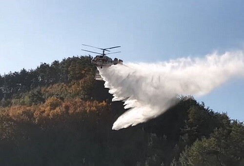 4일 전국서 큰 산불이 발생한 가운데 진화헬기가 현장에서 진화를 하고 있다. (사진=산림청 제공)