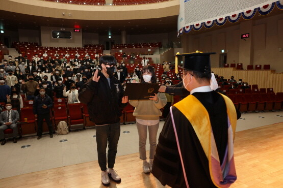 경영대학 경영학부 김서현 학생과 사범대학 음악교육과 채우혁 학생이 신입생을 대표해 선서를 하고 있다. 사진=경상국립대