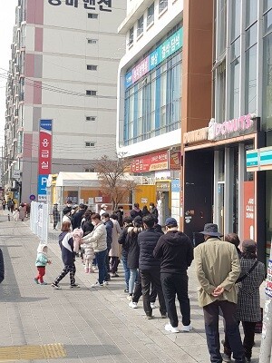 8일 0시 기준 경북에서 코로나19 신규 확진자가 7374명으로 집계됐다. 재택치료자 4만명을 앞두고 있으며, 집중치료는 7000명대까지 떨어졌다. 중중병상은 여유있는 편이다. 전날 코로나19 관련으로 12명이 숨졌다. 사진은 시민들이 코로나19 검사를 위해 대구드림병원에 설치된 선별진료소에 줄을 서고 있는 장면. (사진=남경원 기자)