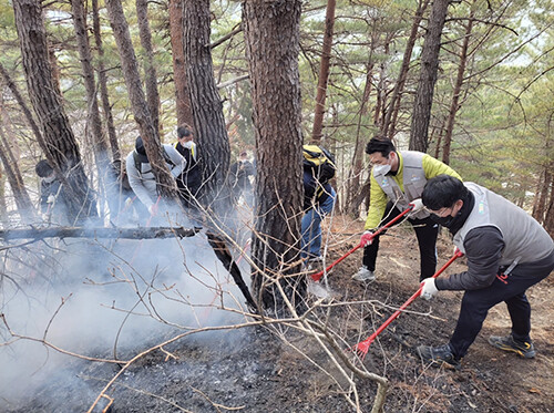 경북도 산하 공공기관 직원들이 산불 진화 지원에 나서고 있다. (사진=경북도 제공)