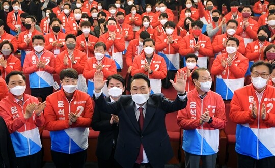 제20대 대통령 선거에 당선된 윤석열 대통령 당선인이 3월 10일 서울 여의도 국회도서관에 마련된 개표상황실을 찾아 국민의힘 관계자들의 박수 속에 카메라를 향해 손을 흔들고 있다. 사진=이종현 기자