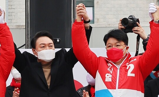 3월 4일 부산 유세현장에서 손을 잡고 지지를 호소하고 있는 윤석열 대통령 당선인(왼쪽)과 장제원 의원. 사진=연합뉴스