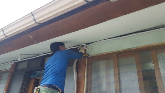 취약계층 노후 전기시설 점검·교체 장면. 사진=경남도