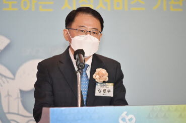 강명수 한국표준협회 회장은 11일 오전 11시 롯데호텔 서울 사파이어볼룸에서 열린 기념식과 비전 선포식에서 환영사를 하고 있다. 사진=한국표준협회 제공