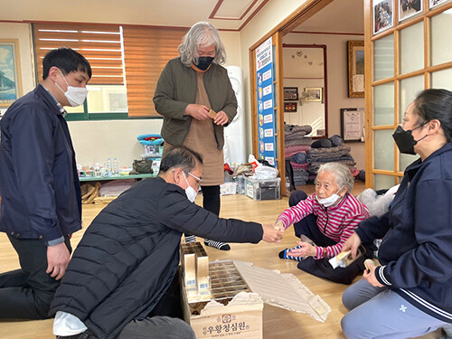 경북도 약사회가  ㅇ울진 산불 피해 이재민들의 건강을 위해 임시주민대피소와 임시거주시설을 중심으로 감기약, 소화제, 진통제, 청심원 등을 전달하고 있다. (사진=경북도 제공)