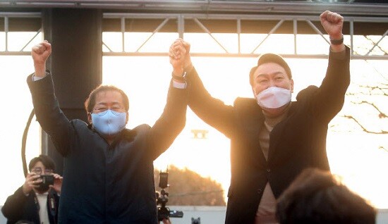 국민의힘 윤석열 대선 후보가 4일 대구 달서구 두류공원에서 홍준표 의원과 함께 지지를 호소하고 있다. (사진=연합뉴스)