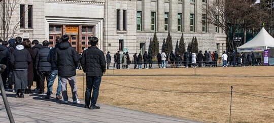 서울 중구 서울광장에 설치된 코로나19 선별검사소에서 시민들이 검사를 받기 위해 줄을 서 기다리고 있다. 사진=최준필 기자