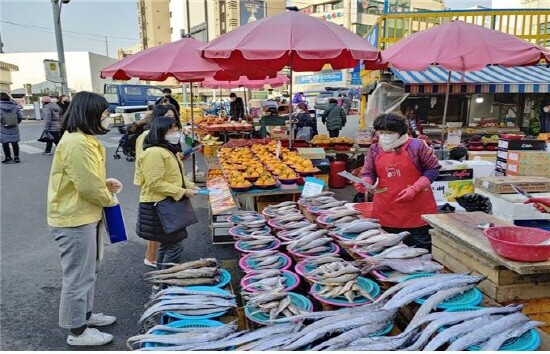 수산물 원산지 표시 단속 모습. 사진=부산시