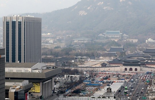 윤석열 대통령 당선인이 대통령 집무실을 서울 종로구 광화문 정부종합청사로 옮길 것을 검토 중이다. 청와대와 광화문 정부종합청사 모습. 사진=박정훈 기자