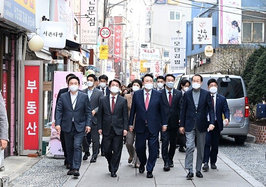 윤석열 대통령 당선인이 3월 16일 오후 서울 종로구 통의동에 위치한 한 식당에서 점심 식사를 마친 후 안철수 인수위원장 등과 걷고 있다. 사진=국회사진취재단