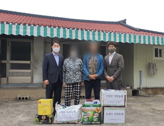 농업인 희망동행 행사 진행 장면. 맨 왼쪽이 김정규 지사장. 사진=경남농협