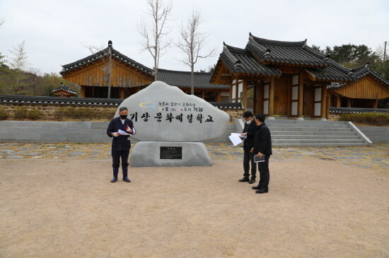 오규석 기장군수는 17일 오후 2시 30분경 전통문화체험과 예절교육이 특화된 청소년수련시설인 ‘기장문화예절학교’를 방문해 운영 현황에 대해 점검했다. 사진=기장군