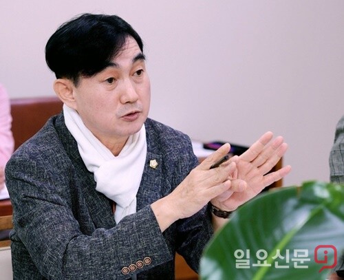 양평군의회 박현일 의원이 제20대 윤석열 대통령 취임 전 팔당 상수원 취수원 다변화 정책 공약을 환경부 실무검토 정책에 반영해 줄 것을 강력히 건의하고 나섰다.