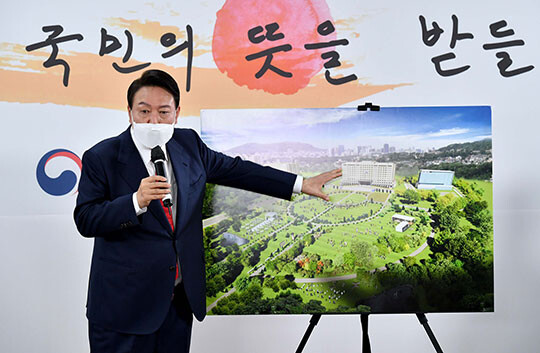 윤석열 대통령 당선인이 기자회견을 통해 대통령 집무실 이전 계획을 설명하는 장면. 사진=국회사진취재단