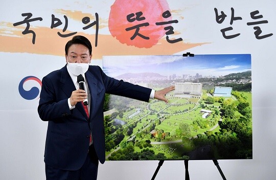 윤석열 대통령 당선인이 지난 20일 대통령직인수위원회 회견장에서 청와대 대통령 집무실의 용산 국방부 청사 이전 관련 기자회견을 하고 있다. 사진=국회사진취재단