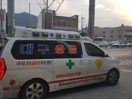 22일 0시 기준 경북에서 코로나19 새 확진자가 1만4432명으로 집계됐다. 사진은 병원 앞에서 대기 중인 119구급차. (사진=남경원 기자)