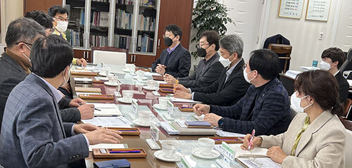 경북도가 지난 21일 구미시청에서 현장 간담회를 갖고 기업의 현장 애로사항을 청취하고 있다. (사진=경북도 제공)