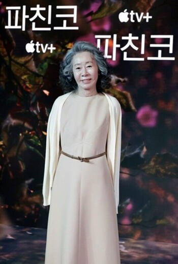 윤여정은 아카데미 수상 이후 달라진 점을 묻는 취재진에게 “내 나이에 감사해본 건 처음이지만, 이 상이 나를 변화시키진 않는다. 그냥 나로 살다 죽을 것”이라고 말했다. 사진=애플TV플러스 제공