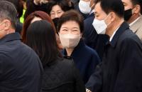 박근혜 전 대통령 웃으며 퇴원 “국민 염려로 많이 회복”