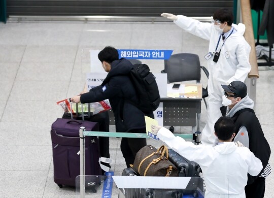 해외입국자에 대한 국내 자가격리 7일 의무가 3월 21일부로 해제됐다. 공항 입국 장면으로 기사의 특정 내용과 관련없다. 사진=임준선 기자