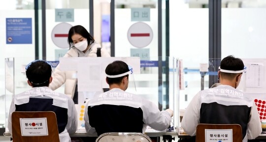 아시아는 유럽보다는 아직 입국 절차가 까다로운 편이라 대부분 PCR 검사 음성확인서와 백신 접종 증명서를 함께 내야 한다. 인천국제공항 제1터미널 입국장에서 해외 입국자가 방역 안내를 받고 있는 모습. 사진=임준선 기자