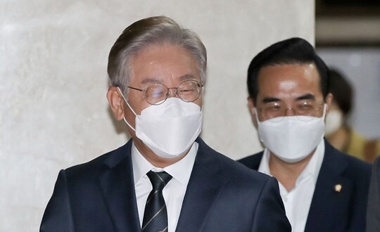 지난해 9월 서울 영등포구 중앙보훈회관에서 열린 개발이익 환수 법제화 긴급토론회에 참석한 이재명 당시 경기지사(왼쪽)와 박홍근 의원. 사진=이종현 기자