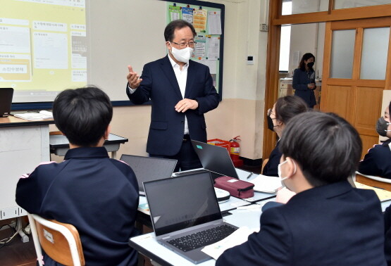 김석준 부산광역시교육감이 블렌디드 수업을 참관하는 모습. 사진=부산시교육청 제공