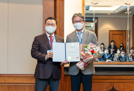 이동현 이대비뇨기병원장(사진 오른쪽)이 25일 열린 서울시병원회 제1회 SP자랑스런 병원인상 시상식에서 서울특별시장 표창을 받고 기념촬영을 하고 있다. 사진=서울시병원회 제공