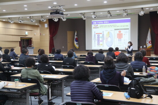 돌봄종사자 지원사업 진행 모습. 사진=건보공단 부울경본부 제공