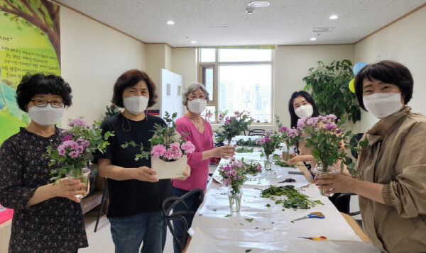 부산 온종합병원 호스피스병동에서 원예요법을 진행 중인 모습. 사진=온종합병원 제공