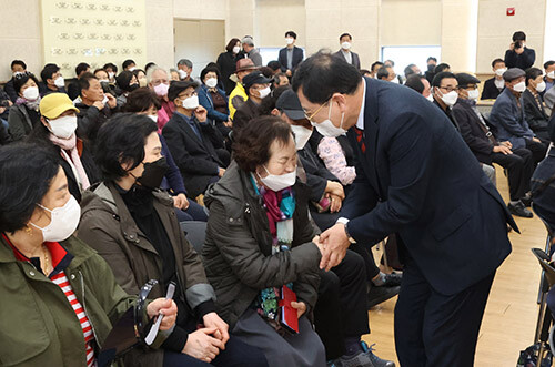 주낙영 시장이 안강읍행정복지센터에서 지난 30일 열린 '새해 열린 소통 간담회'에 참석해 주민들과 소통을 하고 있다. 사진=경주시 제공