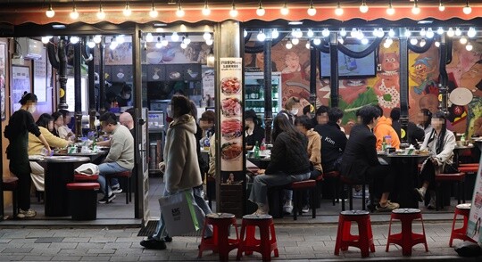 현행 사회적 거리두기 조치 완화를 하루 앞둔 3일 오후 서울 마포구 홍대입구역 인근 식당에서 시민들이 식사를 하고 있다. 사진=연합뉴스