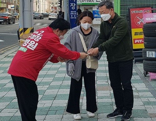 김병원 부산 남구청장 예비후보가 ‘현수식 모노레일’이 트램의 대안임을 홍보하는 모습. 사진=김병원 예비후보 사무실 제공