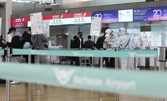 인천국제공항1터미널 출국장에서 시민들이 출국 수속을 하고 있다. 사진=박정훈 기자