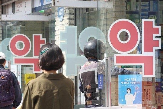 6일부터 코로나19 재택치료자의 진료 후 처방 의약품 대면 수령이 허용된다. 사진=연합뉴스