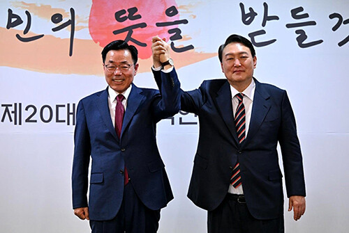 김석호 구미시장 예비후보가 윤석열 대통령 당선인과 회동하고 있다. 사진=김석호 예비후보 사무소 제공