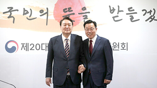 지난 8일 김석호 구미시장 예비후보가 윤석열 당선인과 오찬을 겸한 티타임을 가진 이후 기념촬영을 하고 있다.  이날 김 예비후보는 윤석열 당선인에게 ‘지방청년들이 희망을 만들 수 있는 환경 조성’과 ‘지방 기업 혜택’등을 건의했다. 이에 윤석열 당선인은 “지방에 적극적으로 지원하겠다. 당선인을 적극적으로 활용해달라, 예산 확실히 지원해주겠다”고 화답했다. 사진=김석호 예비후보 사무소 제공
