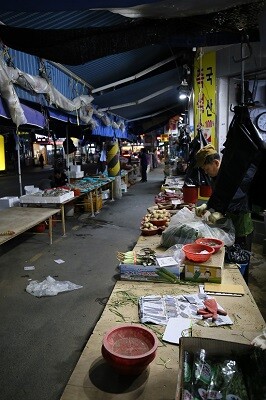 16일 오후 늦게 대구관문시장 상인들이 문을 닫고 내일 장을 준비하고 있다. 사진=남경원 기자