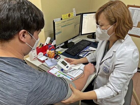 대동병원 심장혈관센터 김수형 과장의 진료 모습. 사진=대동병원 제공