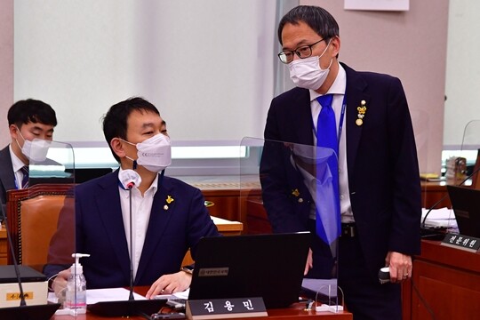 김오수 총장은 19일 국회를 찾았는데 현직 검찰총장이 국회 상임위 소위에 출석한 것은 이례적이다. 그렇지만 민주당 김용민 의원(왼쪽)은 “왜 신뢰받지 못하는지 반성과 고민이 없다”고 질타했고, 민주당 박주민 의원(오른쪽)도 김 총장이 언급한 특별법에 대해 “지금 당장 그런 고민은 하지 않는다”고 선을 그었다. 사진=박은숙 기자