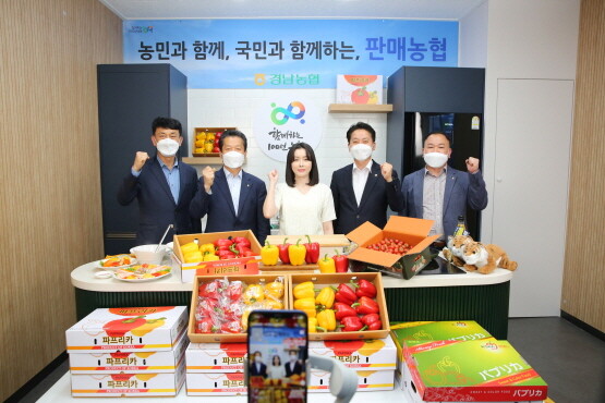 김주양 본부장(네 번째), 최성환 부경원예농협 조합장(좌측 두 번째) 외 관계자들이 라이브커머스 방송전 파프리카의 많은 판매를 응원하며 화이팅을 외치고 있다. 사진=경남농협 제공