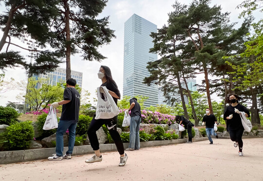 DL그룹 계열사인 글래드 호텔앤리조트 임직원들이 여의도에서 플로깅 행사를 진행하고 있다.