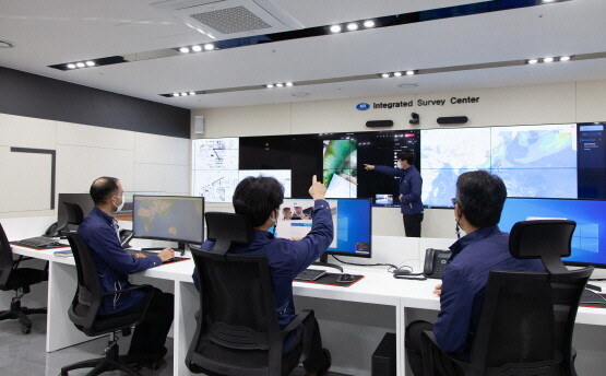 ISC에서 KR 직원들이 기술 회의하는 장면. 사진=한국선급 제공