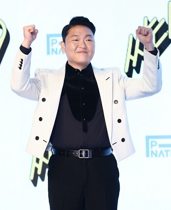 가수 싸이가 29일 오후 서울 영등포구 페어몬트 앰배서더 서울에서 열린 싸이 정규 9집 '싸다9' 프레스 청음회에 참석해 포토타임을 갖고 있다. 사진=박정훈 기자