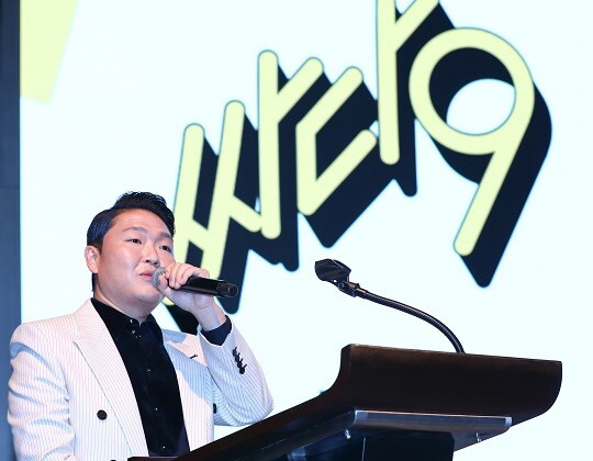 가수 싸이가 29일 오후 서울 영등포구 페어몬트 앰배서더 서울에서 열린 싸이 정규 9집 '싸다9' 프레스 청음회에 참석해 수록곡 소개를 하고 있다. 사진=박정훈 기자