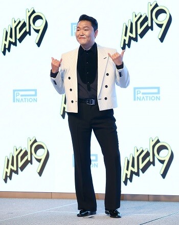 가수 싸이가 29일 오후 서울 영등포구 페어몬트 앰배서더 서울에서 열린 싸이 정규 9집 '싸다9' 프레스 청음회에 참석해 포토타임을 갖고 있다. 사진=박정훈 기자