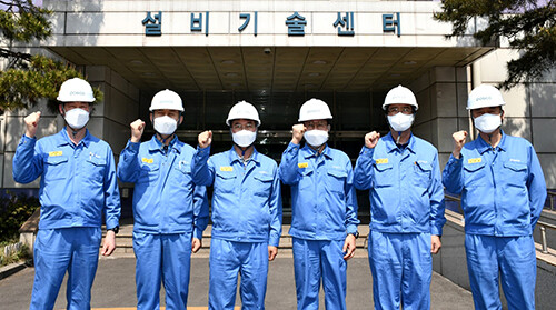 포항제철소 설비기술부 각 분야 전문가들 단체 기념 촬영을 하고 있다. 사진=포항제철소 제공