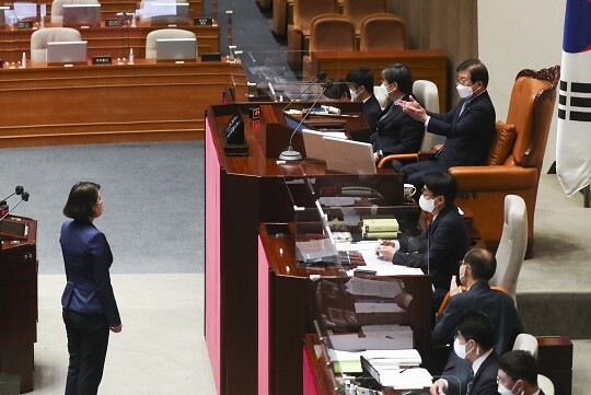 배현진 국민의힘 의원이 박병석 국회의장에 항의하는 모습. 사진=박은숙 기자