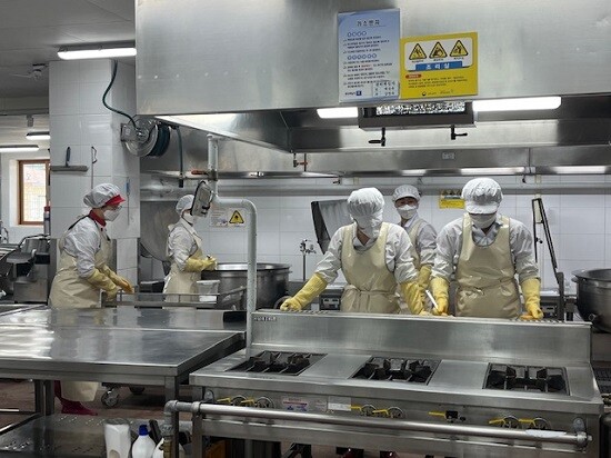 경북교육청이 오는 12월까지 지역 급식종사자를 대상으로 폐암검진검사를 한다고 밝혔다. 급식종사자가 조리실에서 요리를 하고 있다. 사진=경북교육청 제공